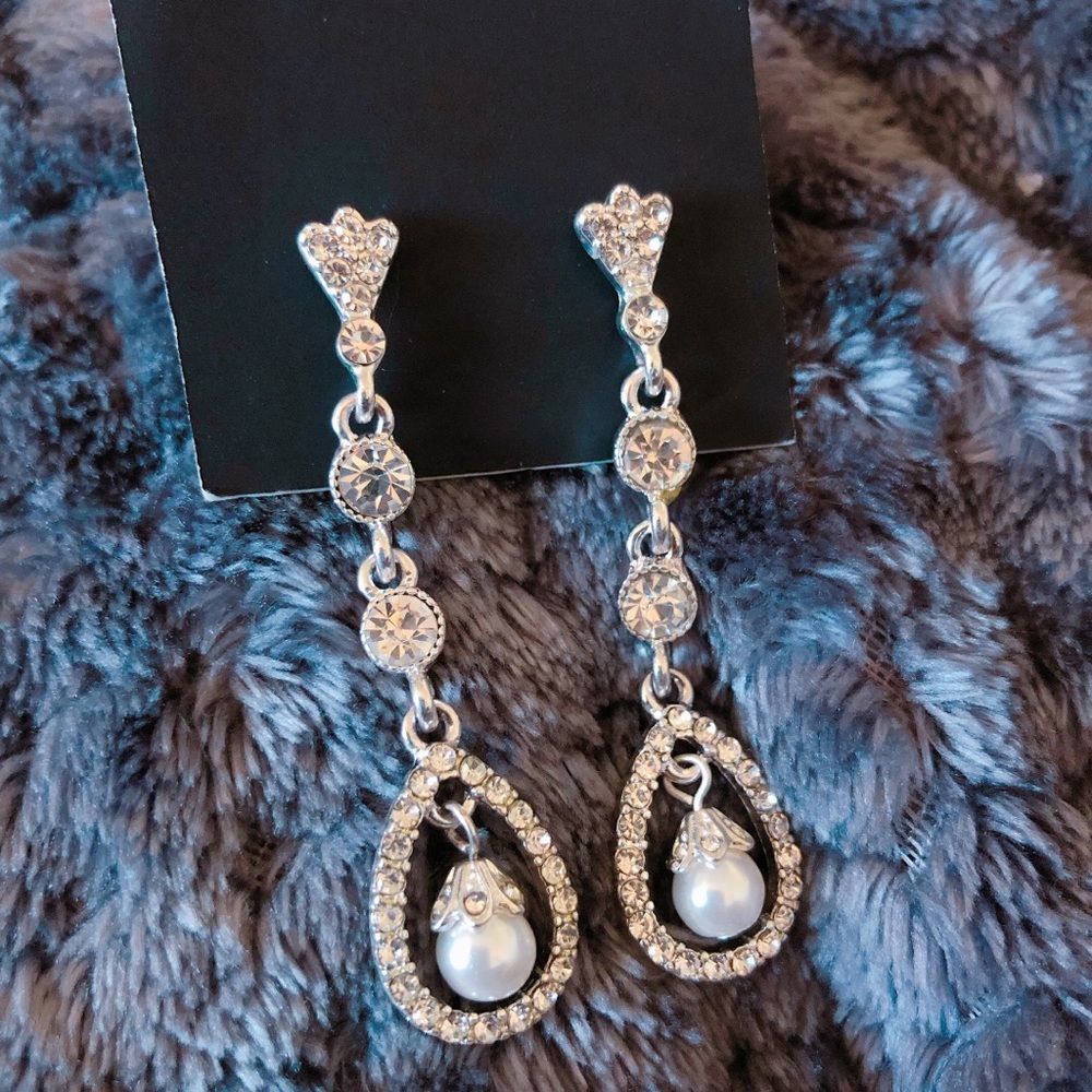 NEW Silver Pearl Dangling Earrings
